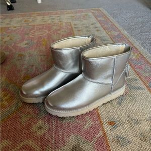 UGG classic mini logo zip shine size us 7